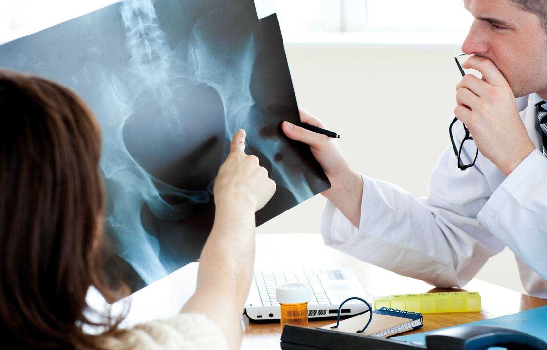 dokter examining x-ray pikeun hip arthrosis