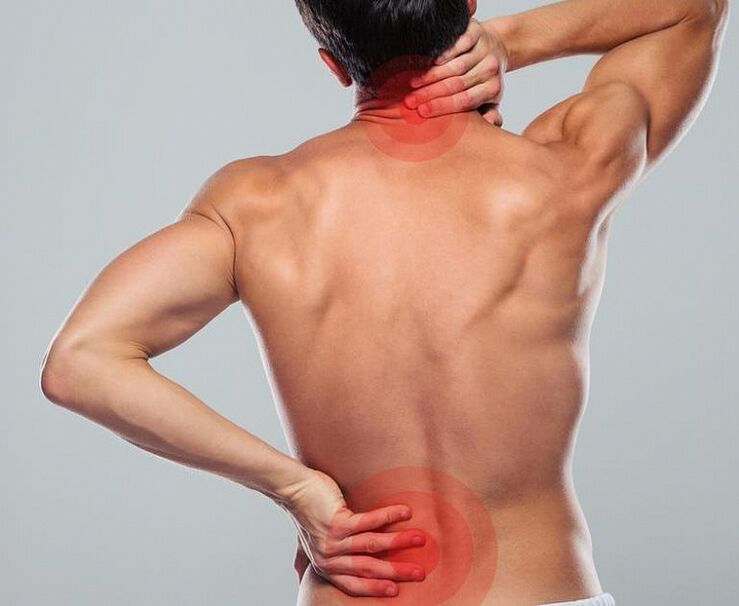 Hiji lalaki gaduh osteochondrosis tulang tonggong